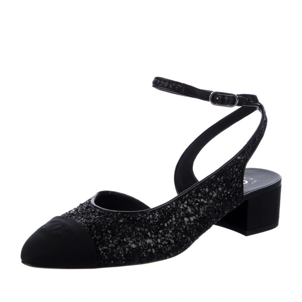CHANEL CC logo pumps.